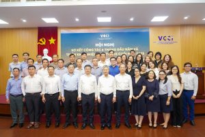 Tập thể CBNV VCCI-HCM chụp hình lưu niệm