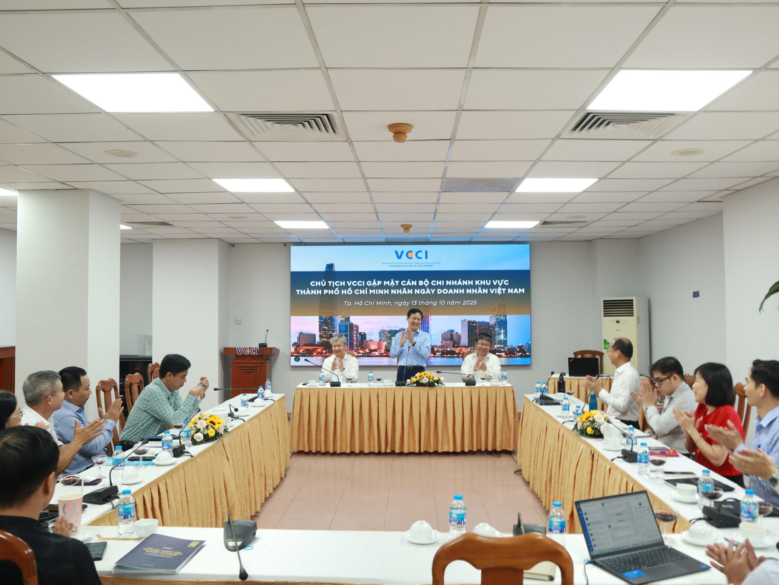 CHỦ TỊCH VCCI GẶP MẶT CÁN BỘ VCCI-HCM NHÂN NGÀY DOANH NHÂN VIỆT NAM 13-10