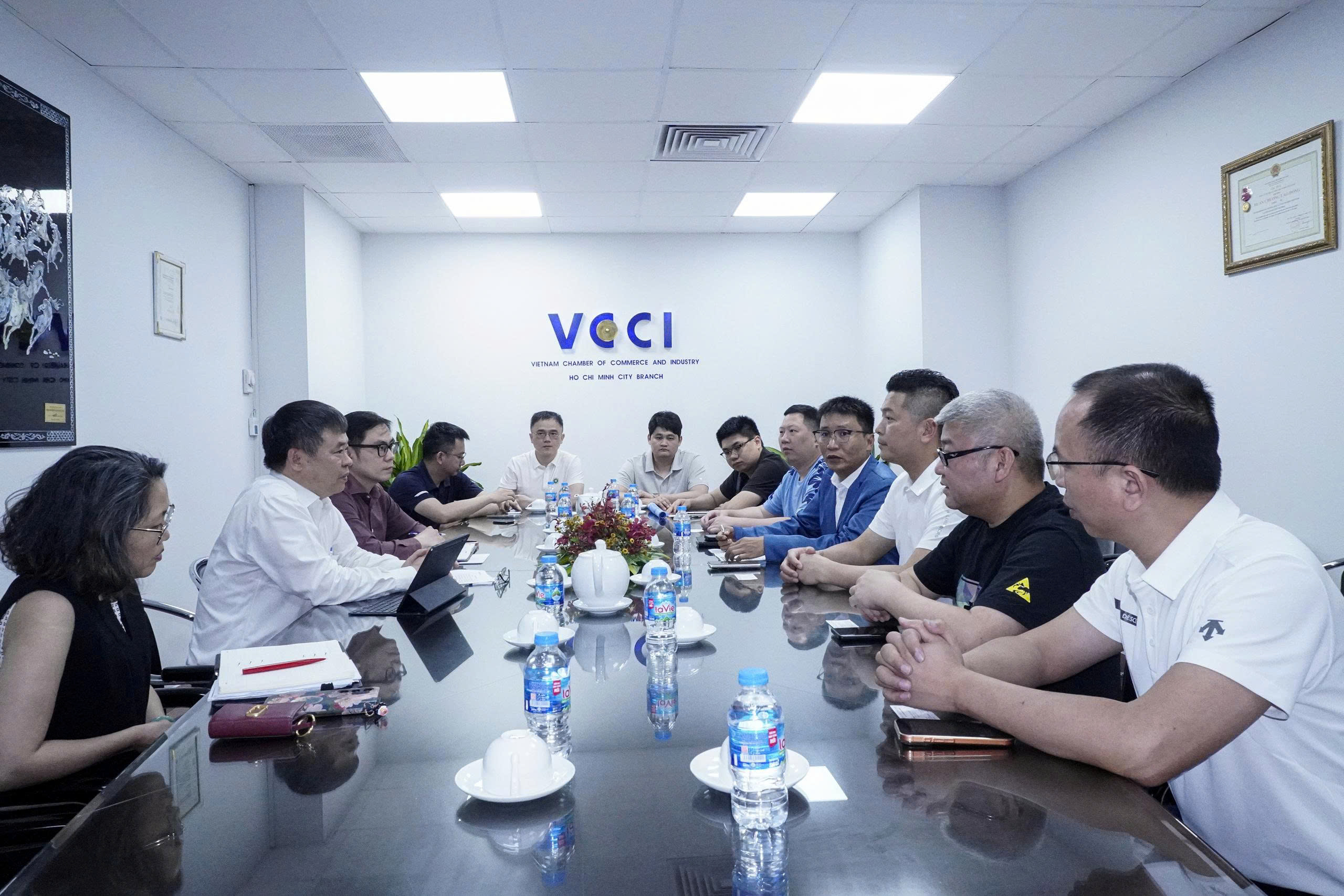 Chiều ngày 12/5/2026, tại trụ sở Liên đoàn Thương mại và Công nghiệp Việt Nam – Chi nhánh Khu vực TP.HCM (VCCI-HCM), VCCI-HCM đã có buổi tiếp và làm việc với đoàn doanh nghiệp đến từ tỉnh Phúc Kiến (Trung Quốc) nhằm trao đổi thông tin về môi trường đầu tư, cơ hội hợp tác kinh doanh và định hướng phát triển tại thị trường Việt Nam.